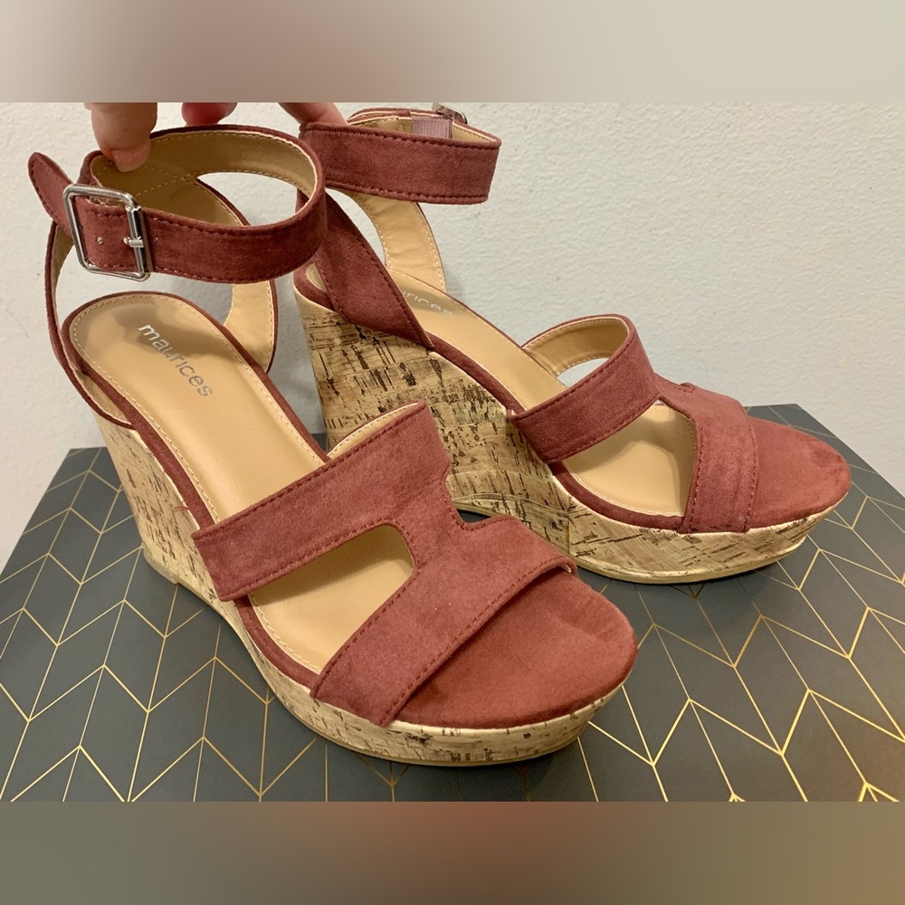 NWOT-Maurices Wedge Heels- Size 6-Maroon/Pink Color